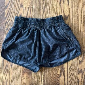 Lululemon Tracker II Short 2-way Stretch Black Leopard 6